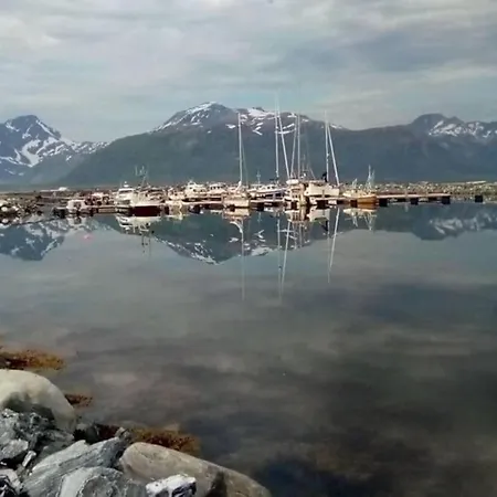 Det Rode Huset Pa Vagnes Сasa de vacaciones